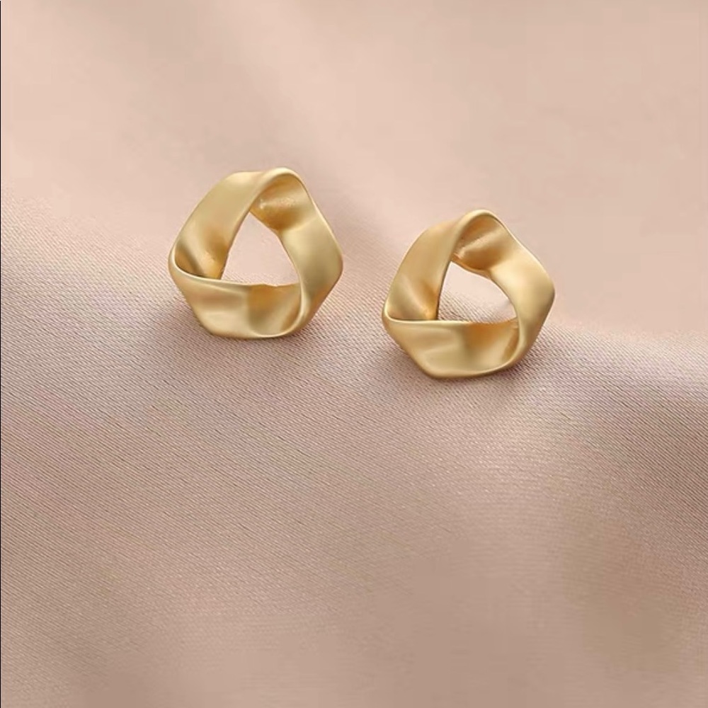 💥18K Gold Plated Carve Earrings💥 - Picture 2 of 4